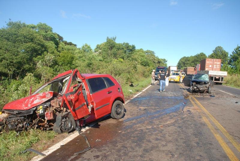 Duas pessoas morrem em colis&atilde;o no Alto do Jacu&iacute;