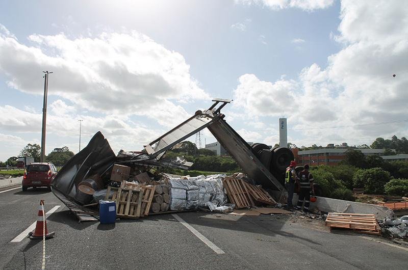 Caminh&atilde;o tomba em viaduto da freeway 