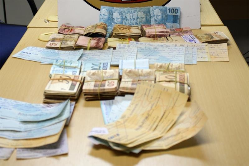 Pol&iacute;cia apreendeu grande quantidade de dinheiro e cheques