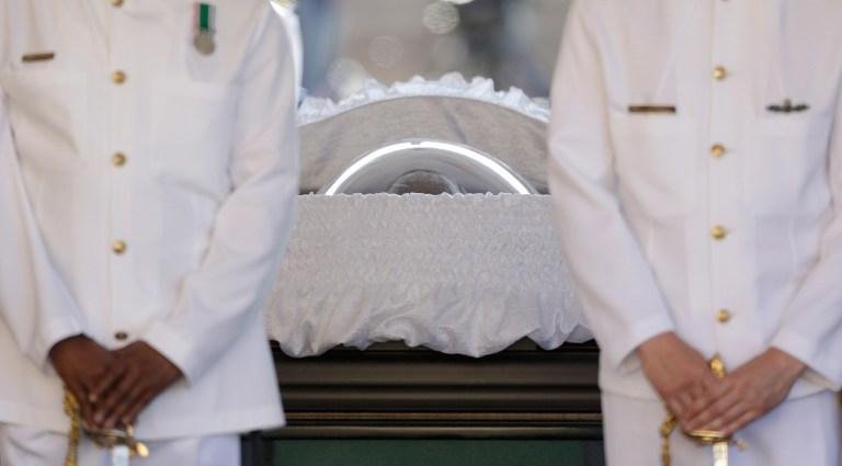No caix&atilde;o &eacute; poss&iacute;vel ver a metade superior de seu corpo