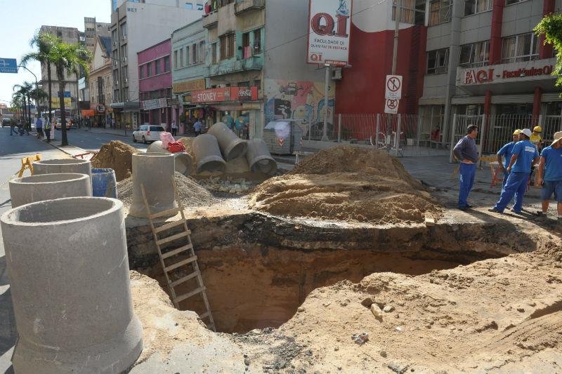 Cratera volta a deixar tr&acirc;nsito engarrafado no centro de Porto Alegre