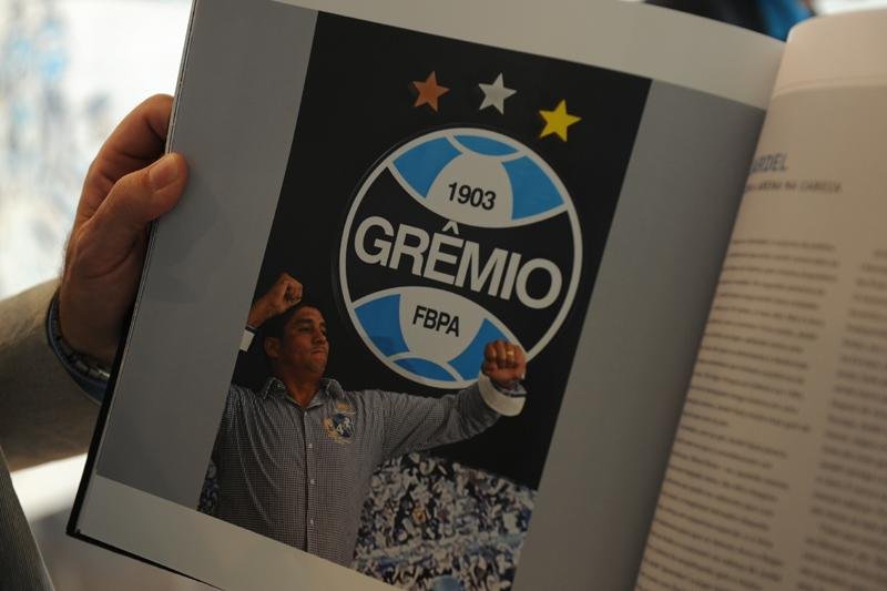 Antonini e Peninha lan&ccedil;am livro sobre constru&ccedil;&atilde;o da Arena