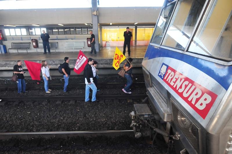 Grupo ligado a sindicato invadiu os trilhos