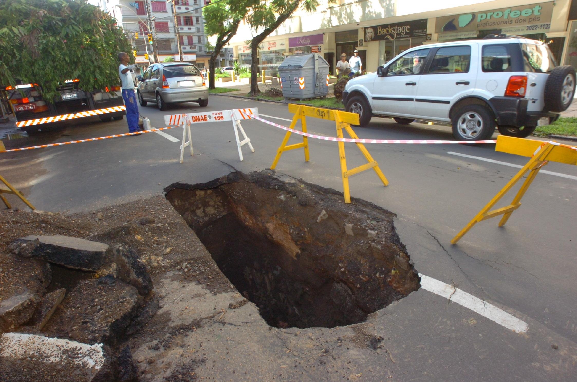 Estrutura passar&aacute; por avalia&ccedil;&atilde;o ap&oacute;s crateras se abrirem em ruas