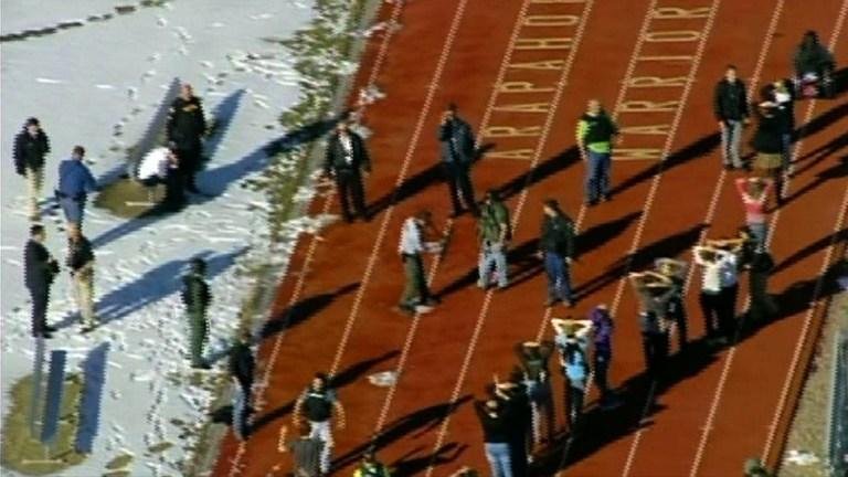 Pol&iacute;cia evacuou alunos e acredita que atirador ainda se encontra dentro do col&eacute;gio no Colorado