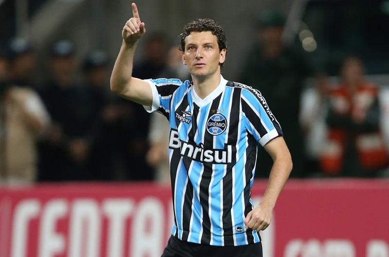Palmeiras analisa custo-benef&iacute;cio de Elano