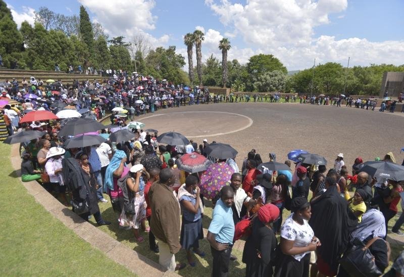 Filas quilom&eacute;tricas come&ccedil;aram cedo para &uacute;ltima visita a Madiba