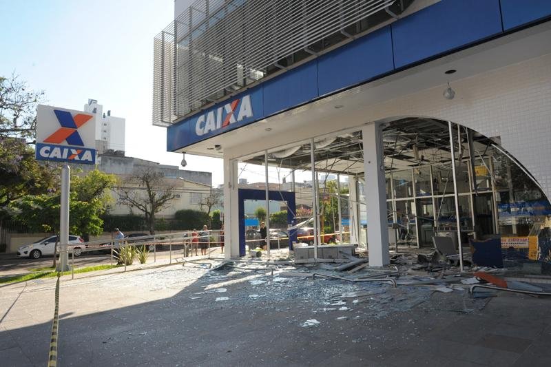 Fachada da ag&ecirc;ncia ficou destru&iacute;da