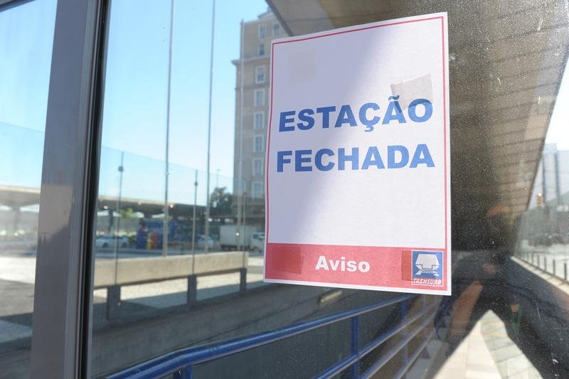Trens funcionaram apenas das 5h30min &agrave;s 8h30min deste s&aacute;bado