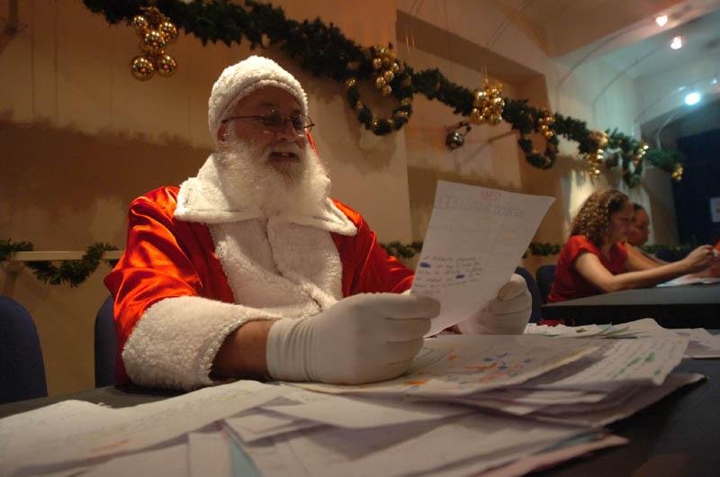Papai Noel se sensibiliza com mensagens