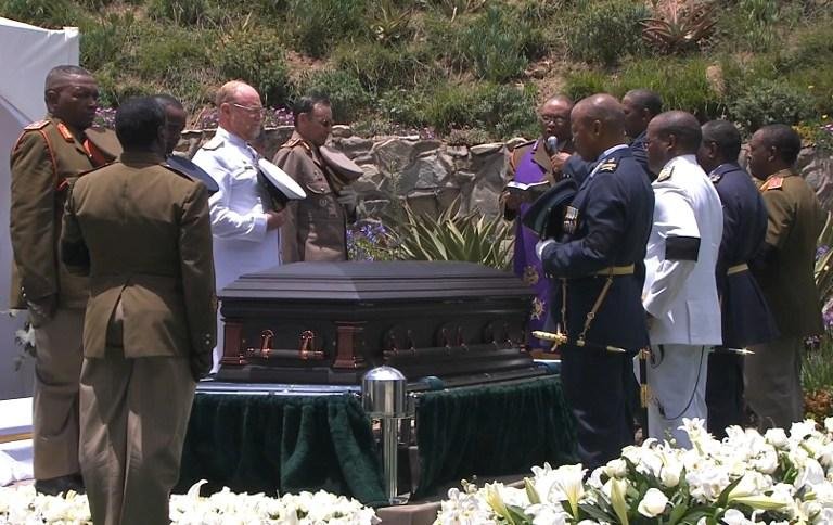 Corpo de Nelson Mandela &eacute; enterrado na &Aacute;frica do Sul