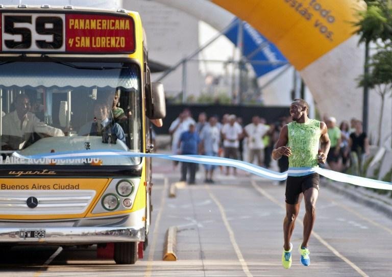 Bolt vence corrida de 100m com &ocirc;nibus na Argentina