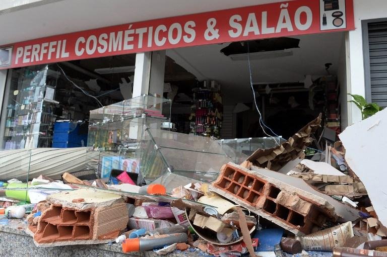Explos&atilde;o em pr&eacute;dio comercial em Bras&iacute;lia fere tr&ecirc;s pessoas
