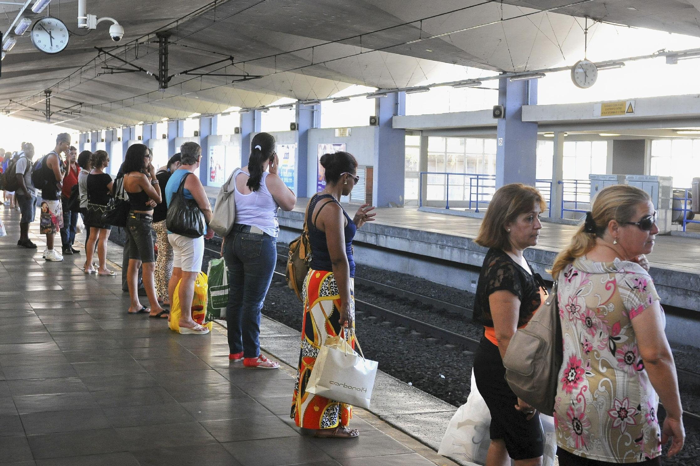 Metrovi&aacute;rios garantem continuidade de greve nesta segunda