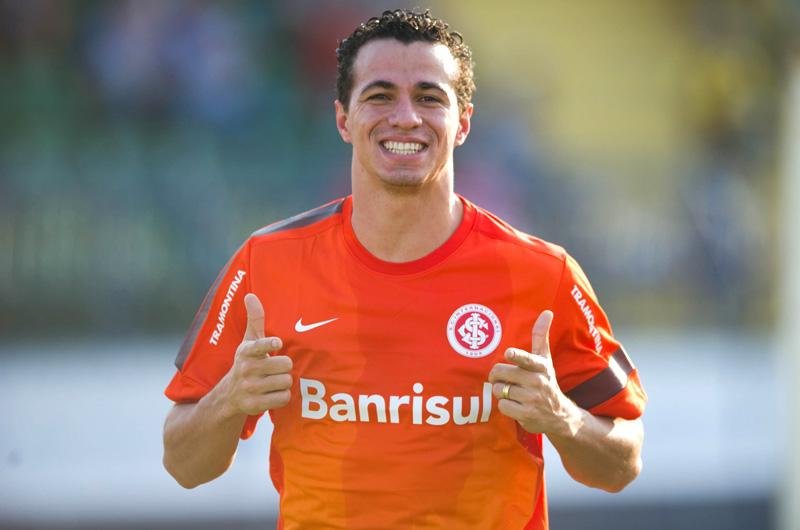 Em 179 partidas com a camisa colorada, marcou 90 gols