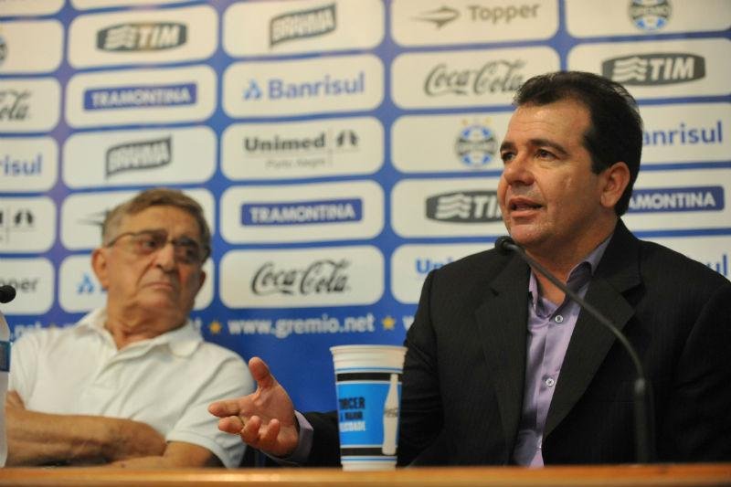 Enderson disse que Gr&ecirc;mio est&aacute; bem servido de centroavante