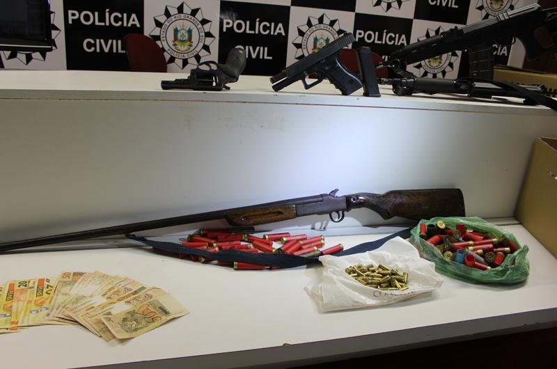 Armas, muni&ccedil;&atilde;o e dinheiro foram apreendidos com a quadrilha