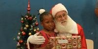 Papai Noel dos Correios entrega presentes a crianças carentes
