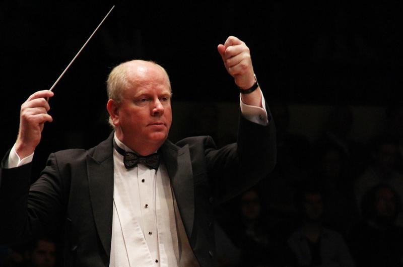 Manfredo Schmiedt rege concerto na Pra&ccedil;a da Matriz