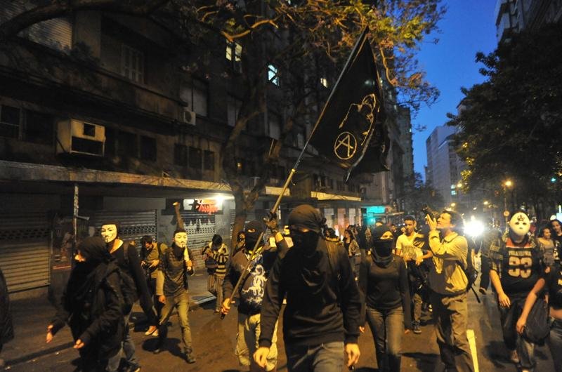Black Blocs participaram das manifesta&ccedil;&otilde;es de Porto Alegre