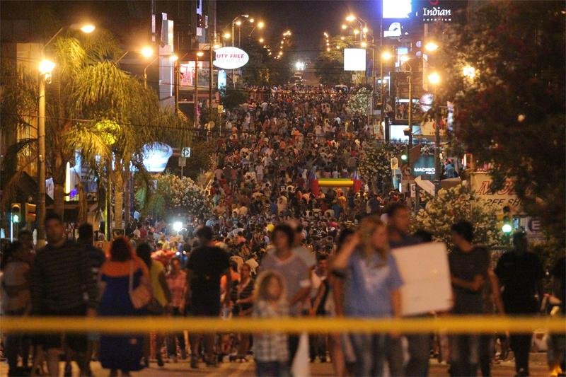 Noite M&aacute;gica enche as ruas de Rivera na busca por descontos