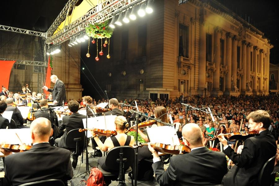 Show gratuito foi acompanhado por cerca de 2,5 mil pessoas na regi&atilde;o central da cidade