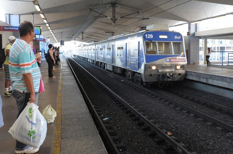 Trens voltaram a operar nesta sexta-feira na regi&atilde;o Metropolitana