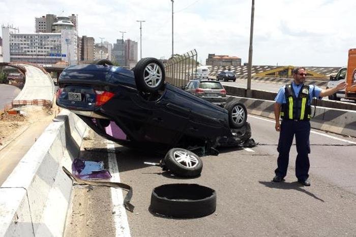 Carro capota e provoca bloqueio parcial na entrada de Porto Alegre