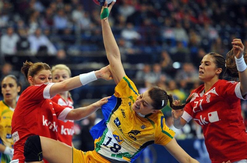 Brasil bate Dinamarca e far&aacute; final in&eacute;dita no Mundial de handebol