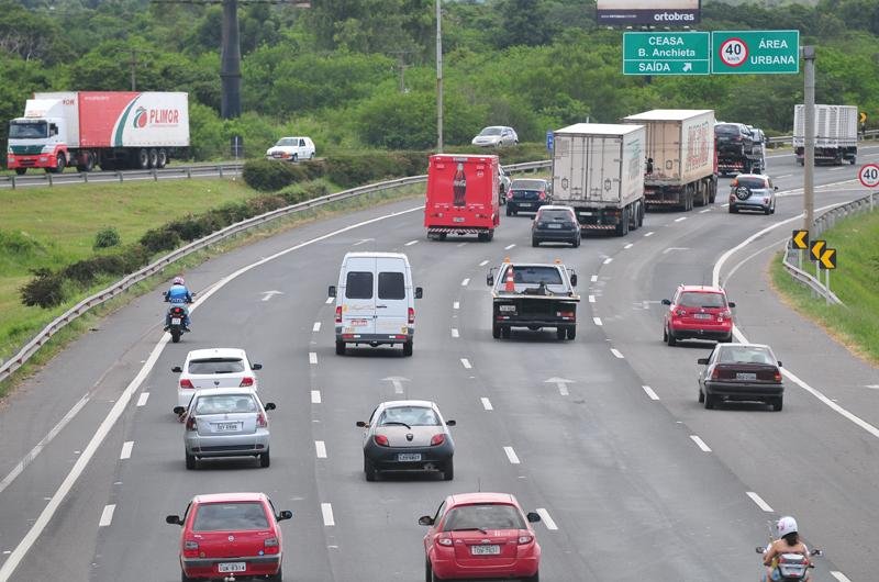 Tr&acirc;nsito segue sem problemas, mas com fluxo intenso rumo ao Litoral