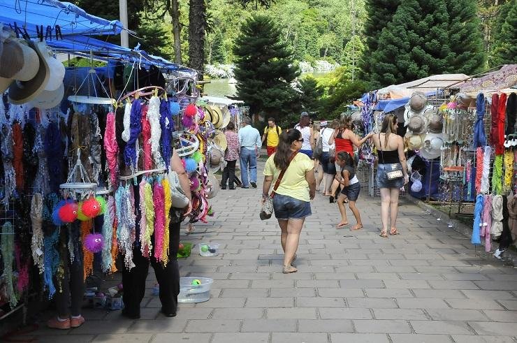 Venda de produtos por &iacute;ndios provoca protesto de comerciantes e artes&atilde;os