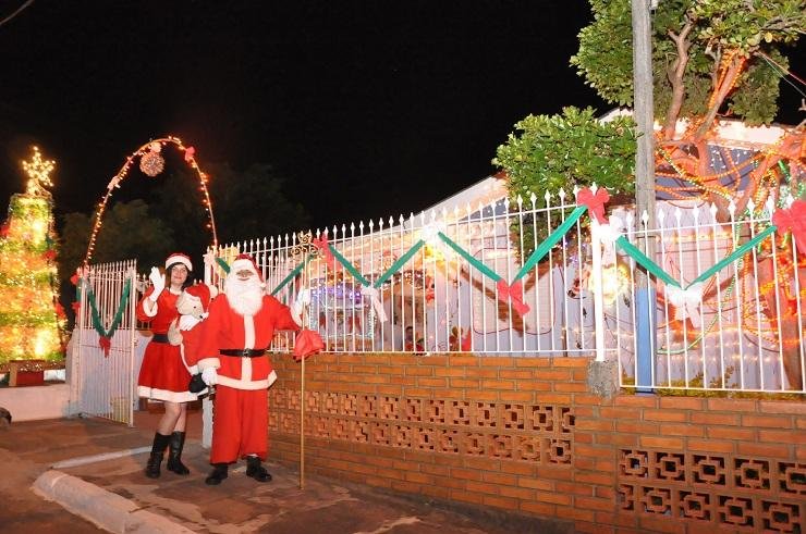 Casal transformou resid&ecirc;ncia para receber pedidos de Natal das crian&ccedil;as