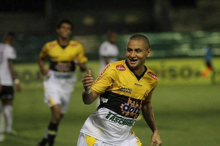 Centroavante esteve recentemente pelo clube do Crici&uacute;ma