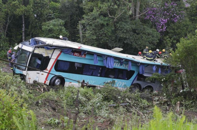 &Ocirc;nibus  saiu da pista e caiu em barranco de cerca de 50 metros