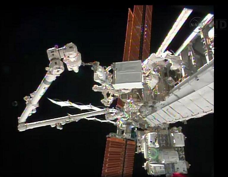 Problema com traje adia segunda caminhada espacial