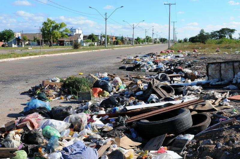 Descarte irregular gera ac&uacute;mulo de lixo na Volunt&aacute;rios da P&aacute;tria