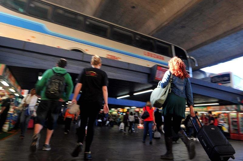 Mais de 70 mil pessoas j&aacute; deixaram Porto Alegre de &ocirc;nibus desde sexta-feira