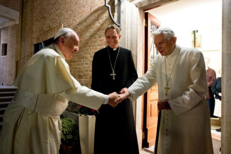 Papa Francisco visitou seu antecessor