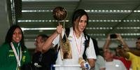 Meninas do handebal chegam ao Brasil com festa após título Mundial