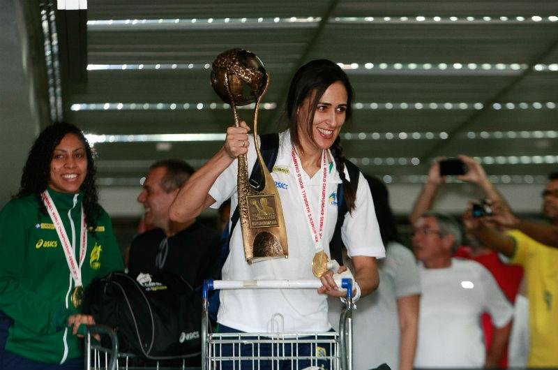Meninas do handebal chegam ao Brasil com festa ap&oacute;s t&iacute;tulo Mundial
