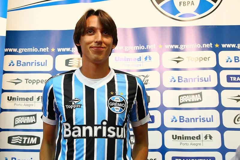 Zagueiro Pedro Geromel foi apresentado nesta quinta no Ol&iacute;mpico