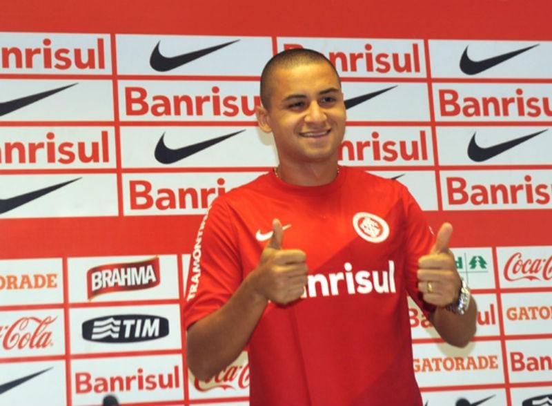 Centroavante foi apresentado nesta quinta como novo refor&ccedil;o do Inter