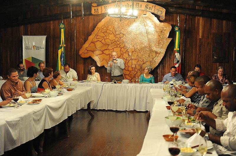 Governador recebe m&eacute;dicos cubanos para jantar no Piratini