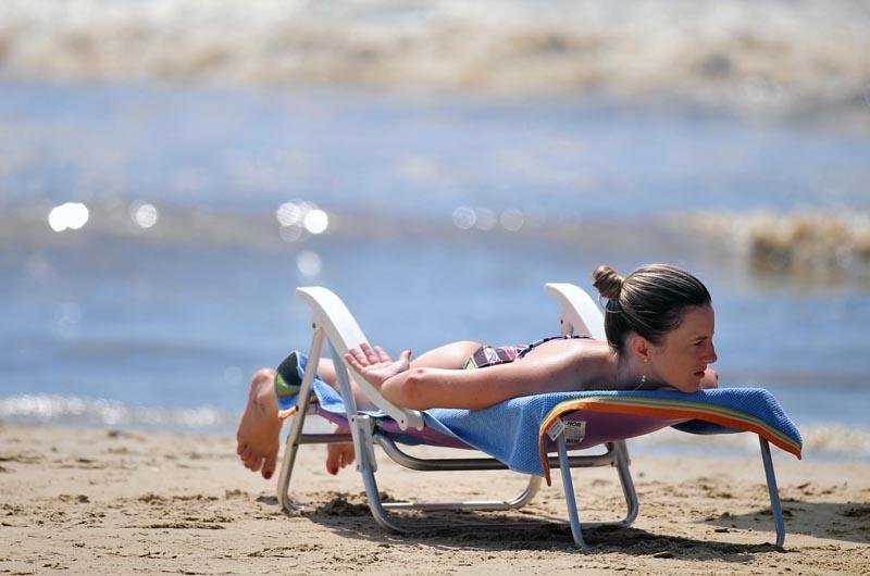 Calor&atilde;o e sol forte foi atrativo para quem preferiu se bronzear