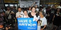 Ana Paula desembarcou no Brasil com uma bandeira com a frase Salve o Ártico