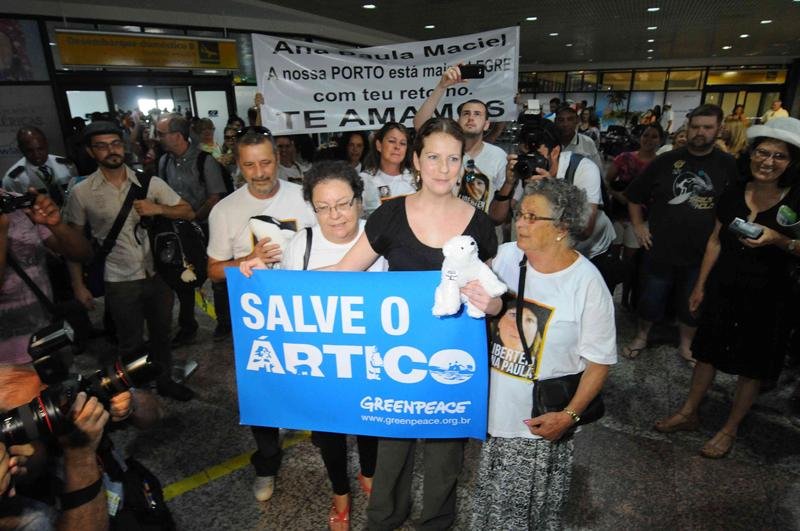 Ana Paula desembarcou no Brasil com uma bandeira com a frase Salve o &Aacute;rtico
