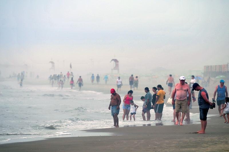 A &aacute;gua estava fria e poucos se aventuraram a entrar no mar, mas as crian&ccedil;as n&atilde;o se importaram com a temperatura e se divertiram bastante