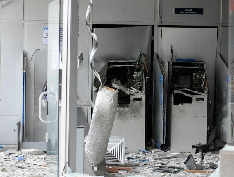 Criminosos explodem ag&ecirc;ncia do Banrisul neste s&aacute;bado na Capital
