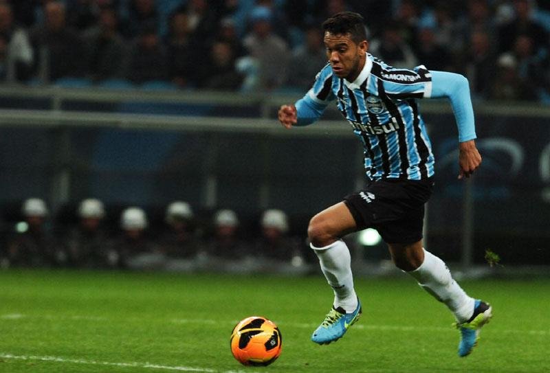 Gr&ecirc;mio valoriza Souza, cobi&ccedil;ado pelo S&atilde;o Paulo