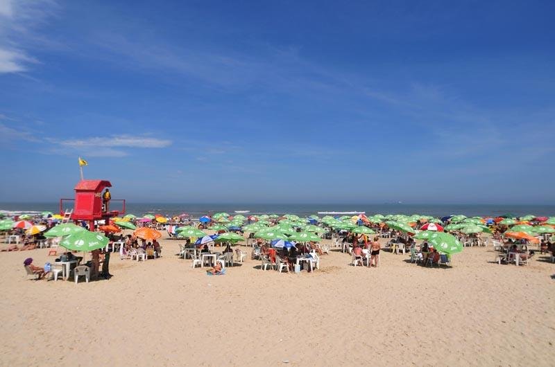 Veranistas tiveram dificuldade para encontrar um lugar na areia
